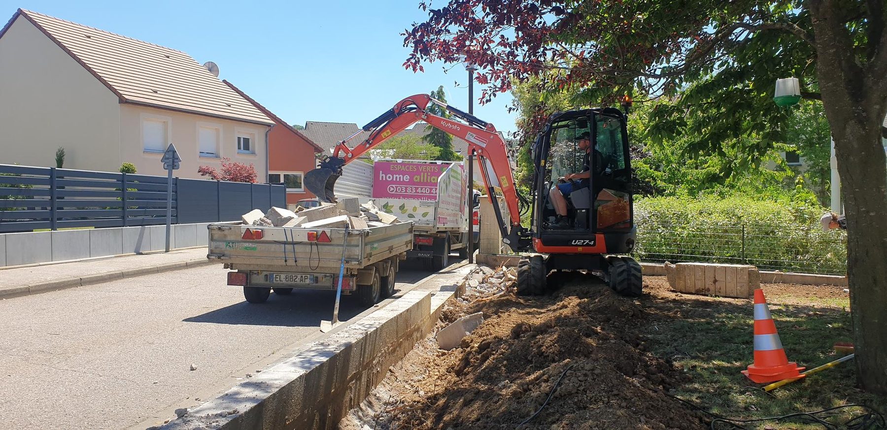 Mini-pelle Home Alliance sur un chantier d'aménagement