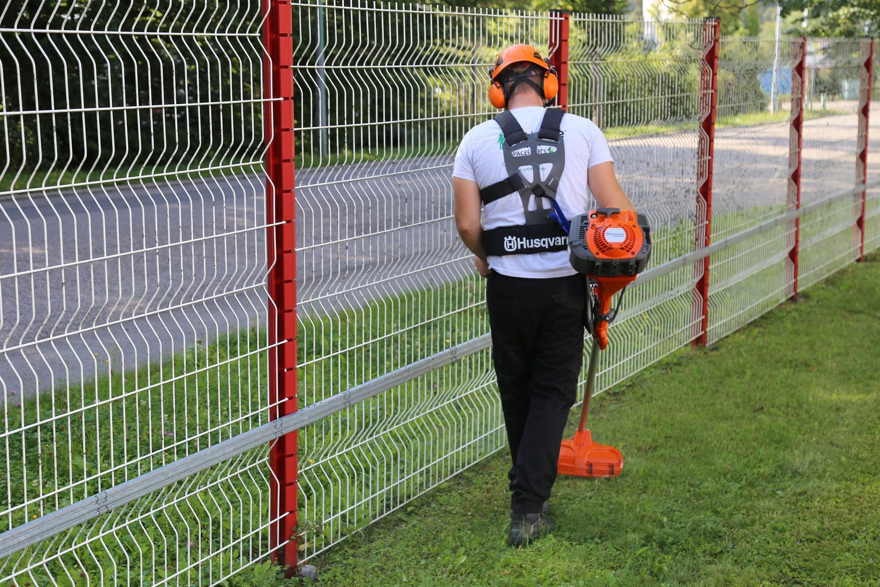 Débroussaillage le long d'une clôture