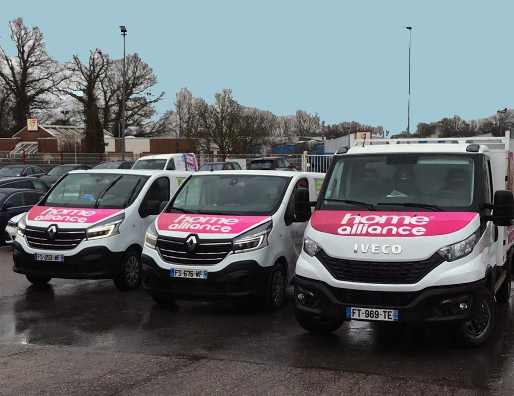 Trois camionnettes Home Alliance